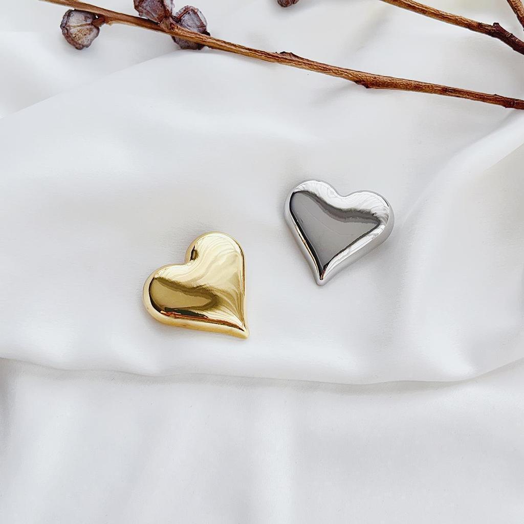 High-End Women's Heart-Shaped Brooch - Sweet & Simple Design
