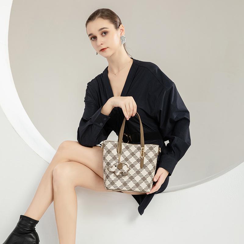 Fall/winter 2023 New Fashion One-shoulder Bucket Bag Women's High Sense Shopping Basket Portable Messenger Bag
