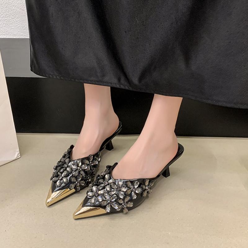 

Мода Острый Носок Шпилька Высокий Каблук Баотоу Полушлепанцы Летние Новые Стразы Цветок Фея Ветер Металлическая Головка Холодные Тапочки Для Улицы 35 чёрный