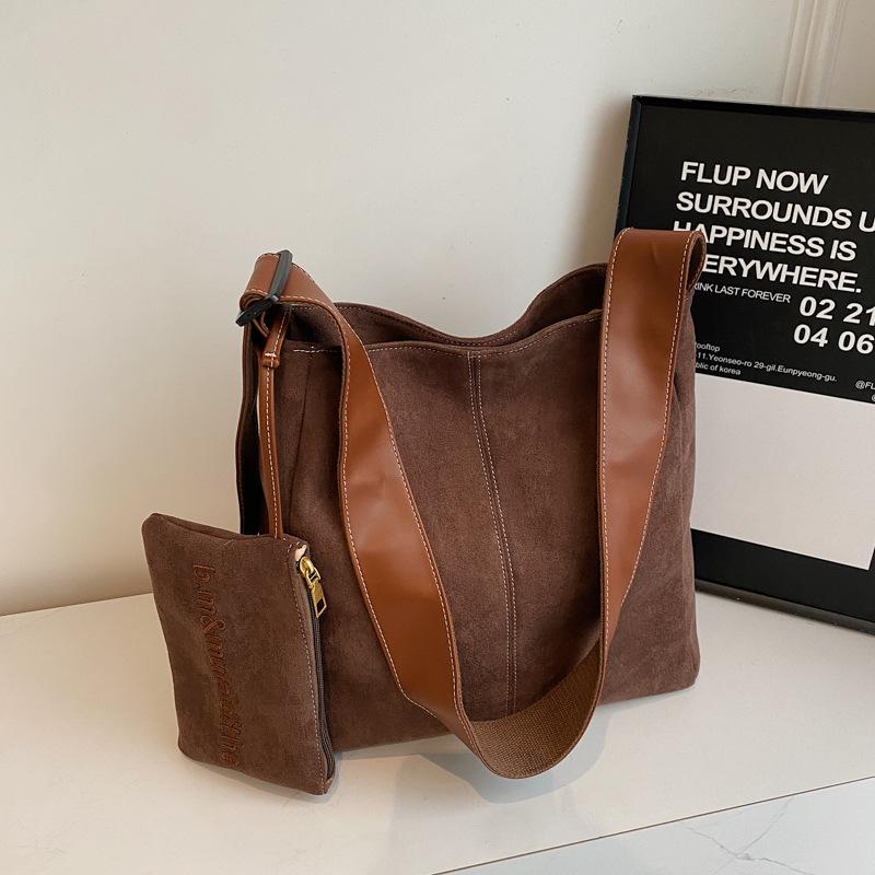 

осень-зима 2025 новая ретро модная сумка-тоут женская для работы большой вместимости сумка на плечо нишевая повседневная женская сумка темно-коричневого