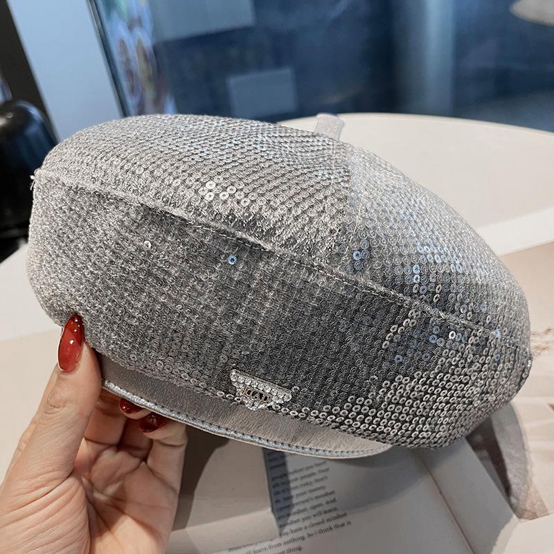 Das neue Pailletten-Barett für Damen, Herbst und Winter, glänzt mit einem kleinen und vielseitigen Retro-Malerhut für den eleganten Weg zur Arbeit.