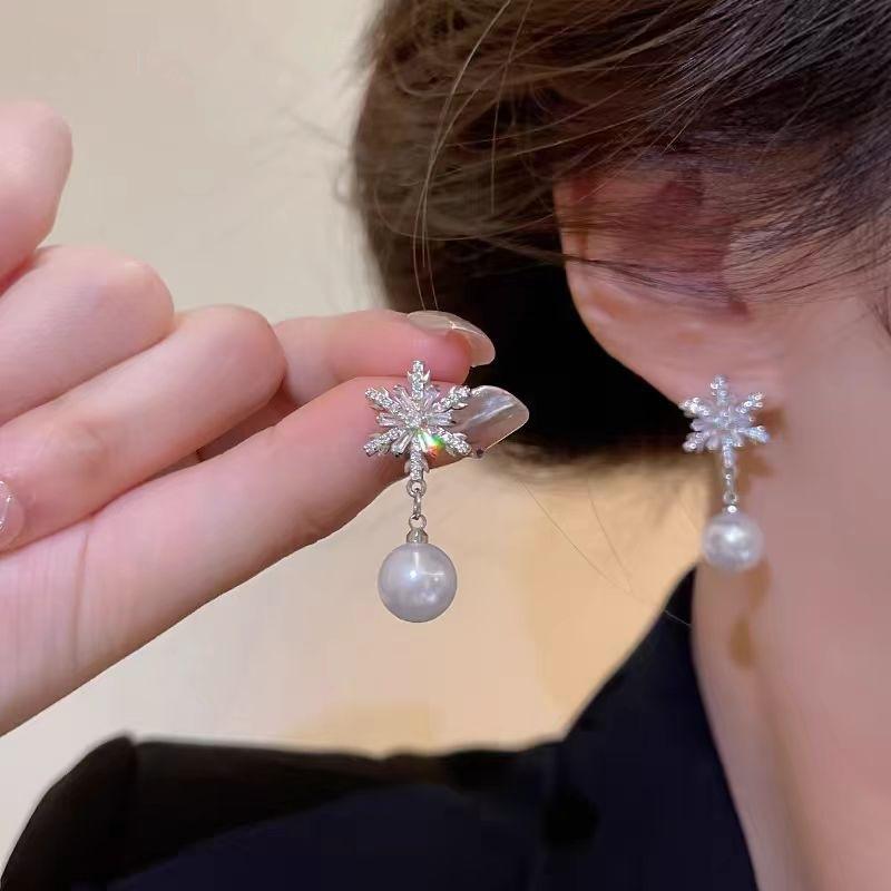Orecchini alla moda con frange, lussuosi e sofisticati, dal fascino elegante. Lunghi Orecchini di Perle per uno Stile Versatile e Raffinato.
