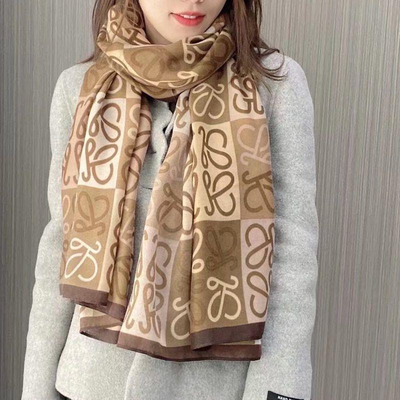 Luxusní značka Podzim a Zima Ženy Nový styl Móda Barva Sladěný Potisk Hedvábný šátek Lady Populární Pokrývka na hlavu Plážový šátek