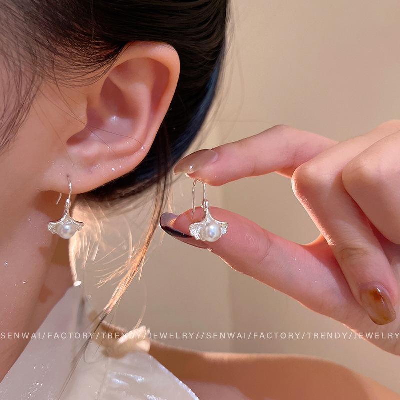 Французские ретро серьги с жемчугом и гинкго для женщин, высококлассные, нишевые, изысканные, универсальные для офиса, серьги-гвоздики, серьги