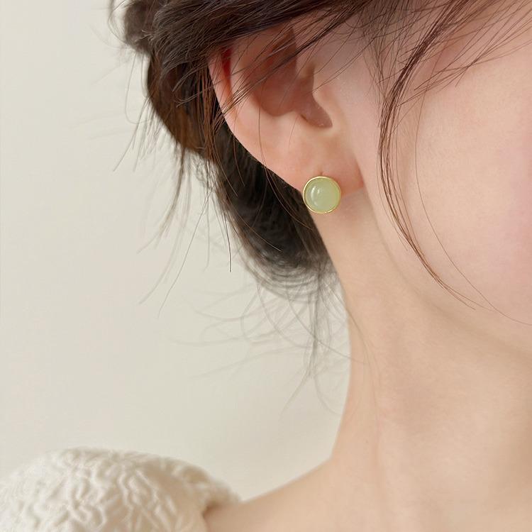 Elegant Green Chinese-Style Earring Clips - Summer Collection: Light Luxury, Exquisite Design