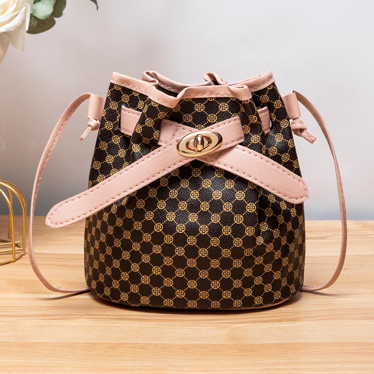 

Классическая печатная сумка-ведро 2025 женская новая большая вместительная контрастного цвета с поворотным замком женская сумка через плечо