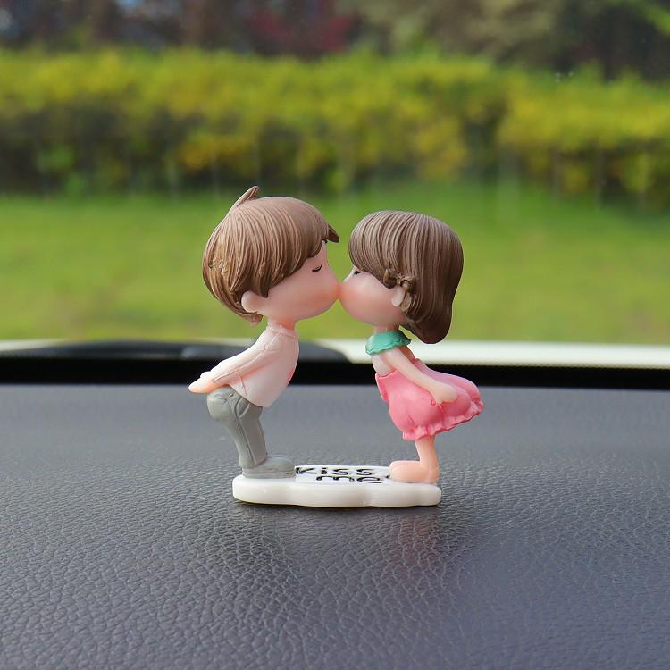 Adorable Kissing Couple Car Ornaments - Cute Interior Decorations for Cars