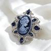 Elegante viktorianische Kopfbrosche mit einem klassischen Kameo-Reliefdesign, blaue Harzfassung mit strassbesetztem Rand, angenehm zu tragen,