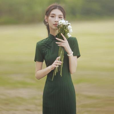 2025 Neues grünes Retro-Cheongsam: Eleganter Sommerstil für junge Frauen mit literarischem Einfluss der Republik China