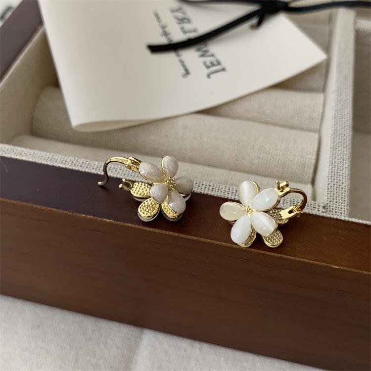 Double-Sided Cat s Eye Oil Drip Floral Earrings: Elegant, Sweet, Versatile, Retro-Style Jewelry.