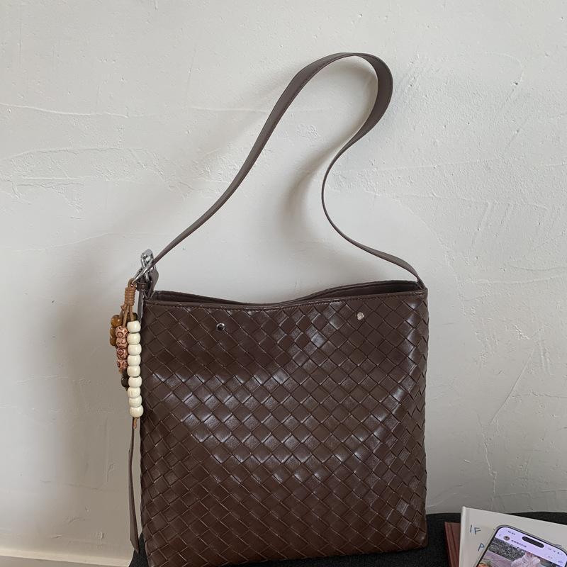 

2025 autumn and winter new woven commuter bucket bag women s bag large capacity tote bag retro simple shoulder messenger bag no pendant