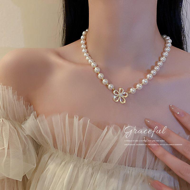 Retro High-End Clavicle Necklace 2023: Luxurious Light Design for Women