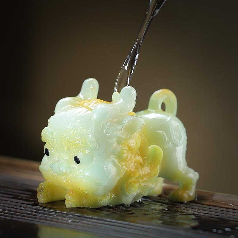 New Tea Table Desktop Decoration Pixiu Holding Gold Ingots Color Changing Tea Pets Kung Fu Tea Set Accessories Decoration Gift