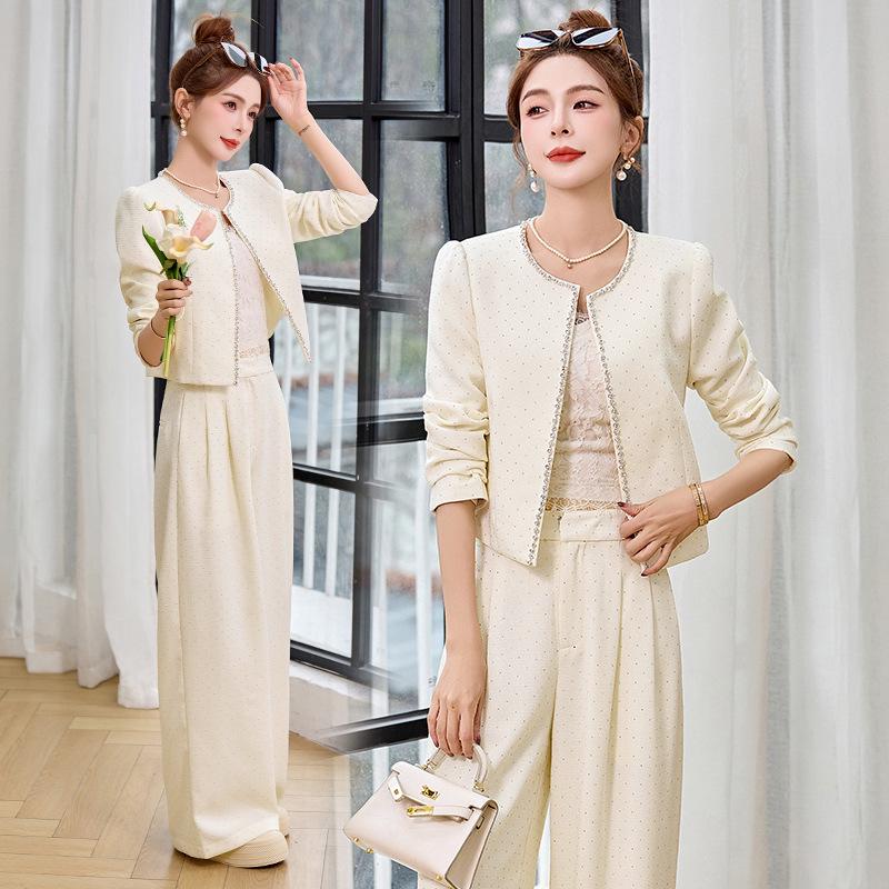 

Модный комплект кардигана и брюк палаццо на весну 2025 года - стиль, молодящий фигуру S (45-52.5 kg) грязно-белый