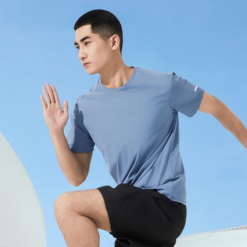 Atmungsaktives Herren-T-Shirt aus Eisseide-Netz: Schnelltrocknendes Sport-T-Shirt mit kurzen Ärmeln und Rundhalsausschnitt