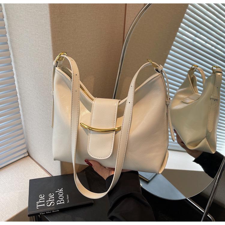 Simple and Versatile Bag Women's Large-capacity New Summer Casual Shoulder Messenger Bag Commuter Dumpling Bag