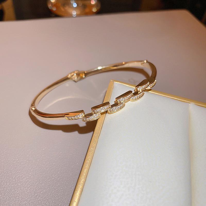 Zircon Open Bangle: Simple & Versatile Luxury Bracelet with Niche Design and Internet Celebrity Style.