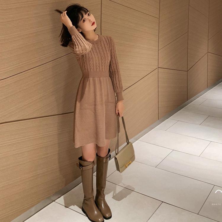 Herbst und Winter Damen Strickkleid Tailliertes Neujahrskriegskleid Rundhalsausschnitt Bottoming Twist Sweater Rock