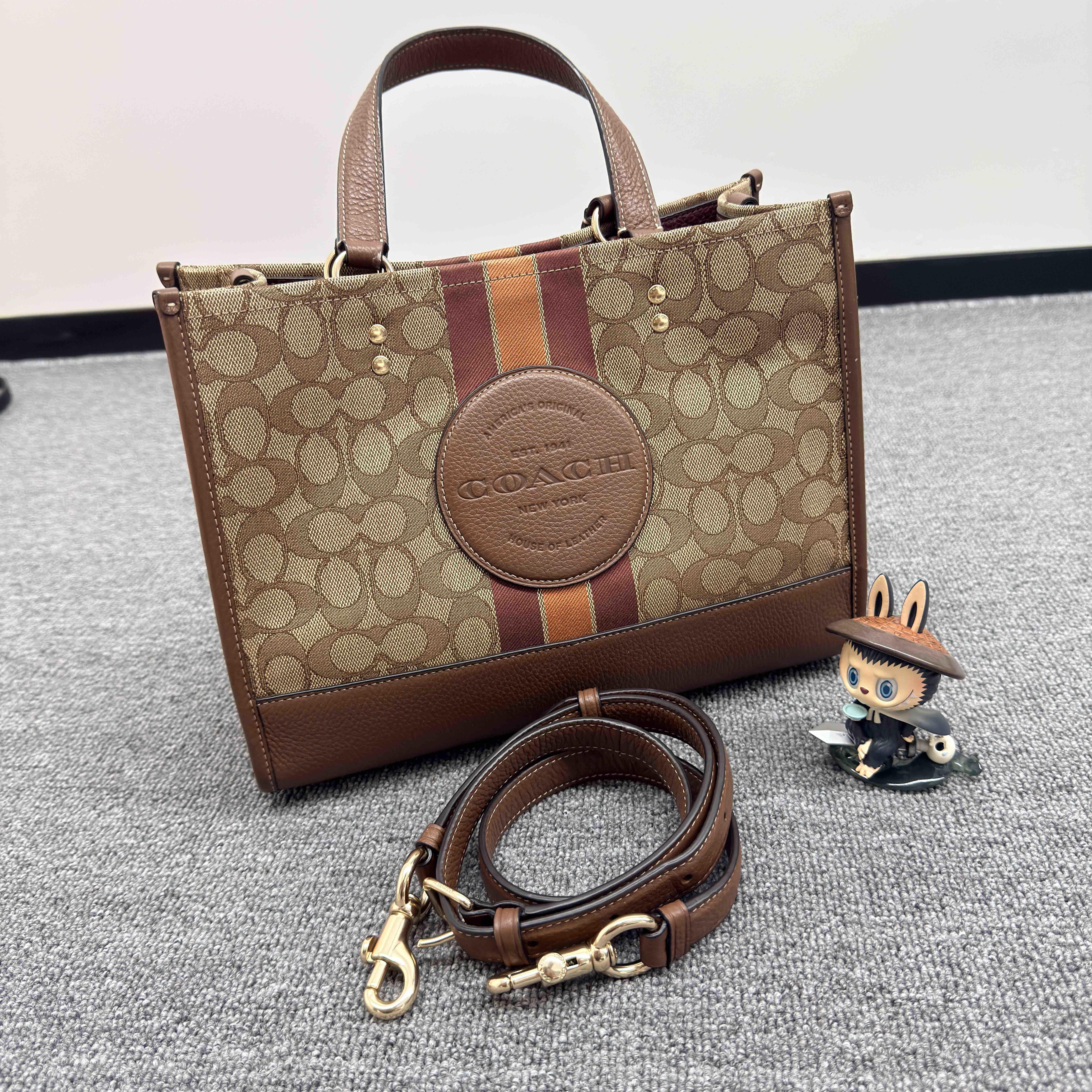 [Pre-Owned] Dempsey 22 Letter Logo Stripe Print Fabric And Leather Tote Bag - Excellent #10SAX3U ONE SIZE