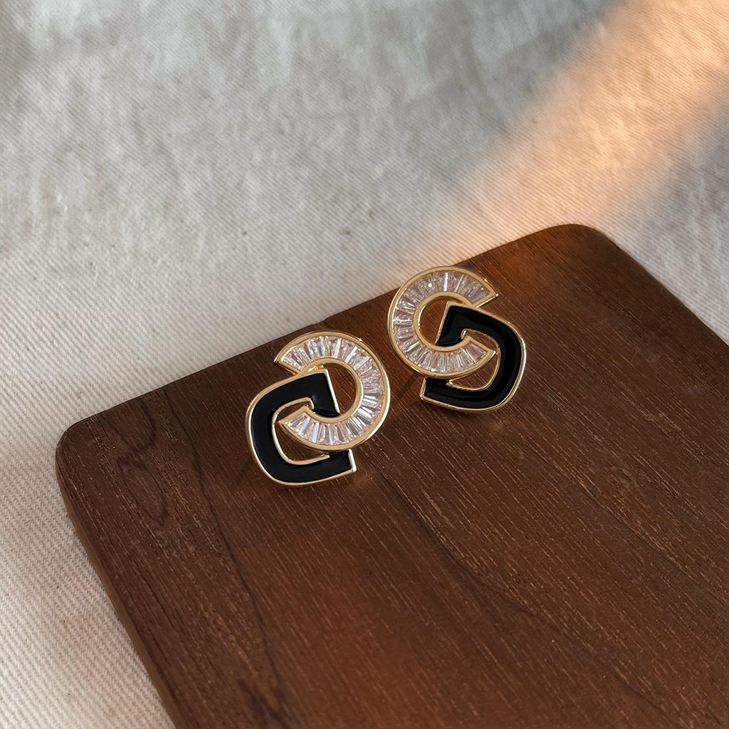 Винтажные серьги-пусеты из черной эмали и жемчуга: Элегантный дизайн в средневековом стиле для женщин