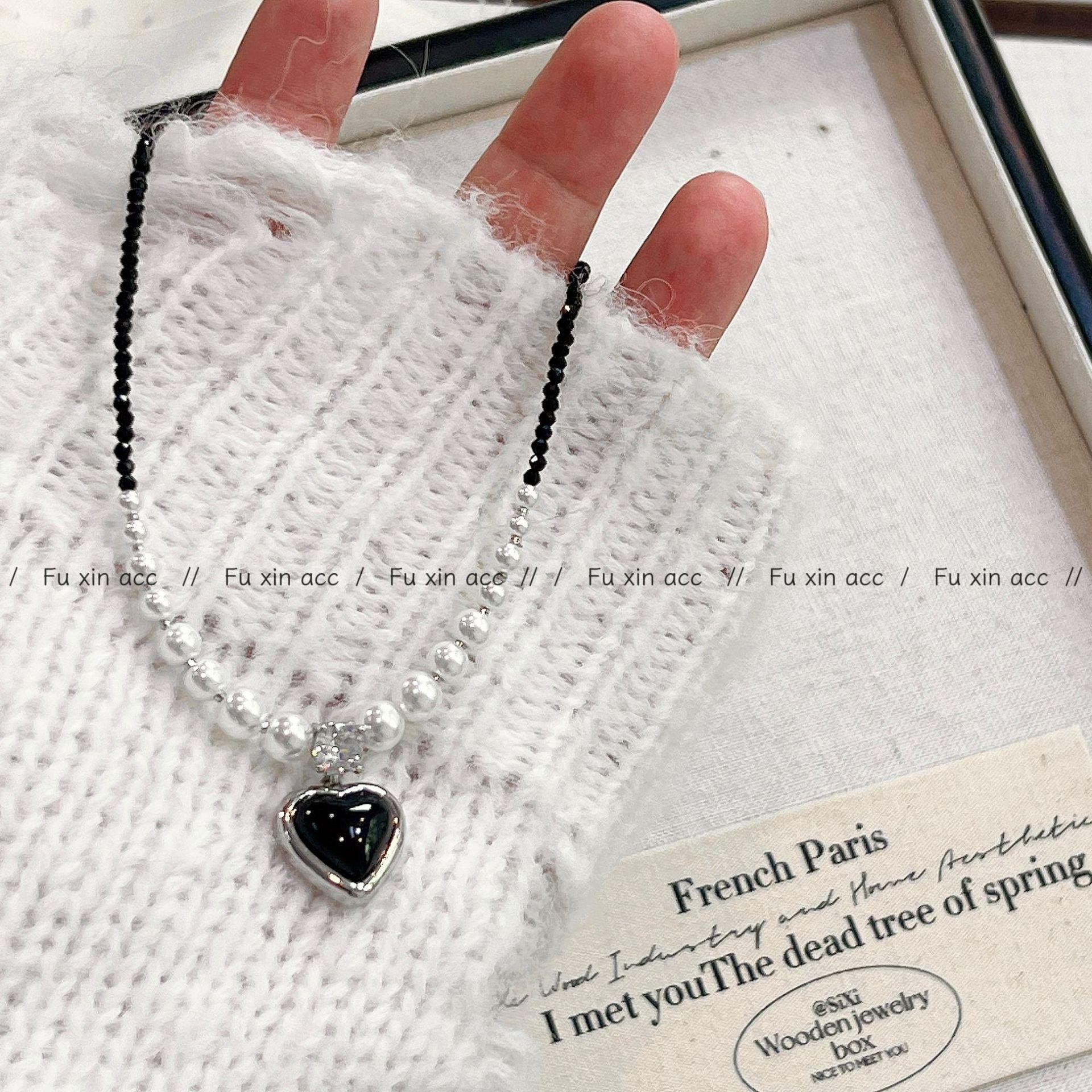 

Элегантное ожерелье в форме сердца: Градиентный жемчуг и черный циркон, женская легкая роскошная цепочка для свитера, модный, универсальный аксессуар Model N0397