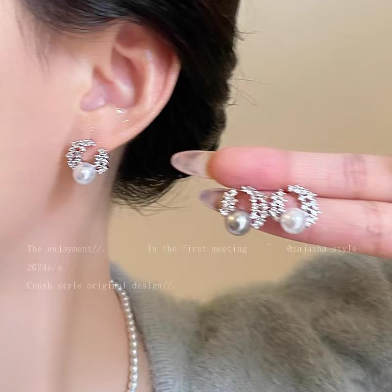 Elegant Imitation Pearl and Diamond-Studded Earrings for Women