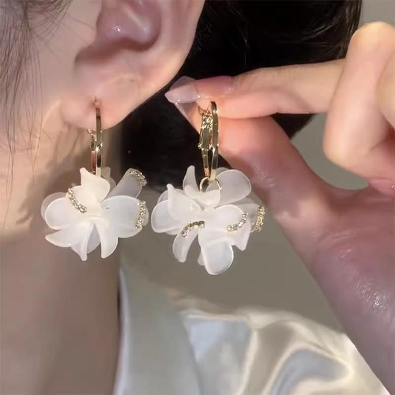 2025 Spring/Summer Floral Pearl Stud Earrings - Elegant Women's Light Luxury Edition