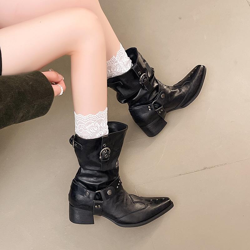 2025 super Feuer kurze Stiefel spitz dicker Absatz Frühling Nieten Stacking Stiefel V-Ausschnitt Western Cowboy Martin Stiefel Damen Britischer Stil