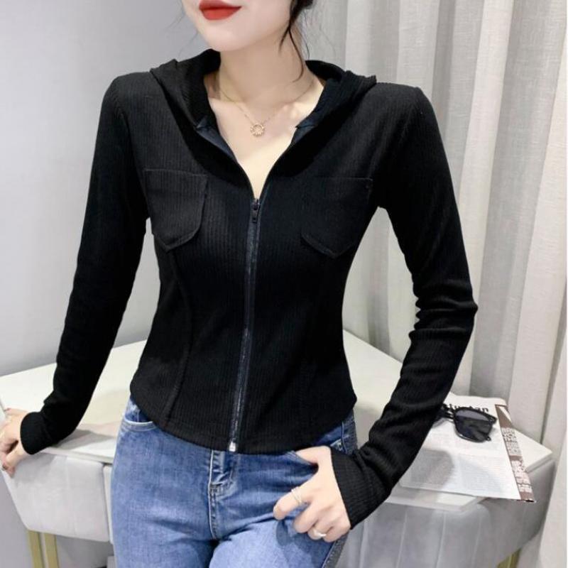 Slim-Fit-Langarmshirt mit Kapuze. Modisches T-Shirt mit Reißverschluss und hochwertigen Nähten