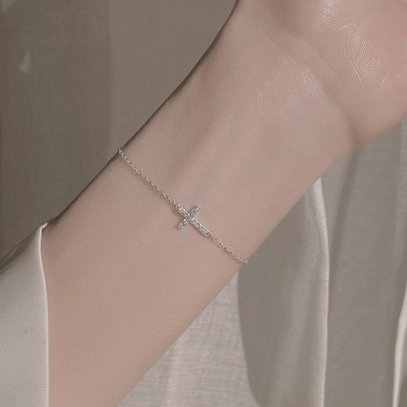 Wykwintna Bransoletka Krzyżyk w Stylu Light Luxury dla Kobiet - Idealny Prezent dla Najlepszej Przyjaciółki, Niszowa Biżuteria High-End, Modny Styl, Cienki Design.