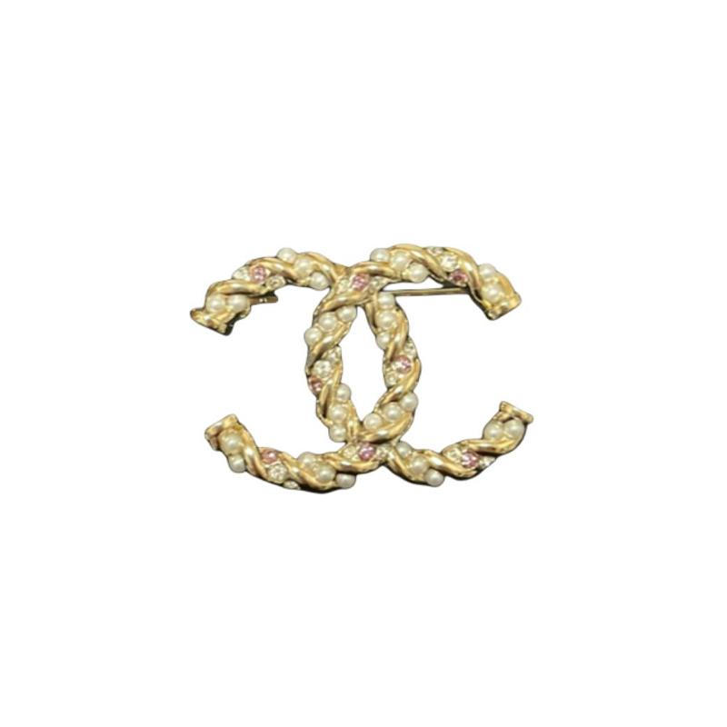 

CHANEL Double C Letter Logo Pink Diamond Pearl Button Brooch Men and Women Couple Style Gold золотий