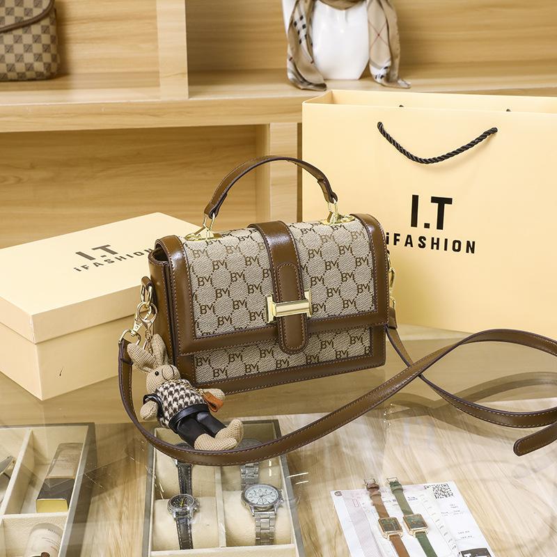 Retro Printed Bag for Women s Autumn Collection Retro Versatile Single Shoulder Diagonal Cross Bag High-end Feel Hand-held Small Square Bag 5000₽