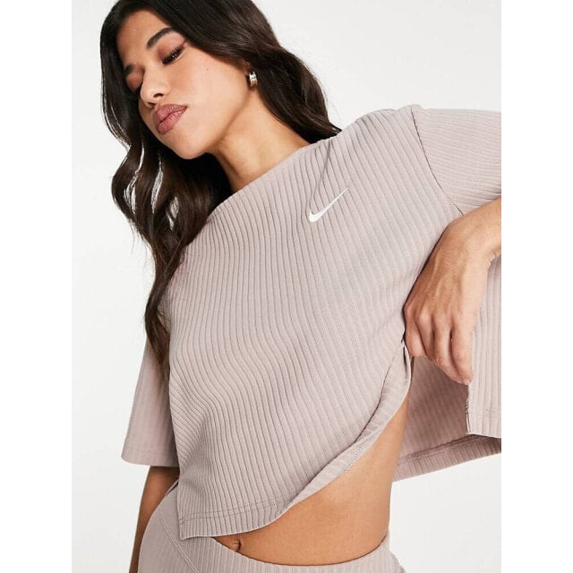 

Серо-коричневая футболка из джерси в рубчик Nike