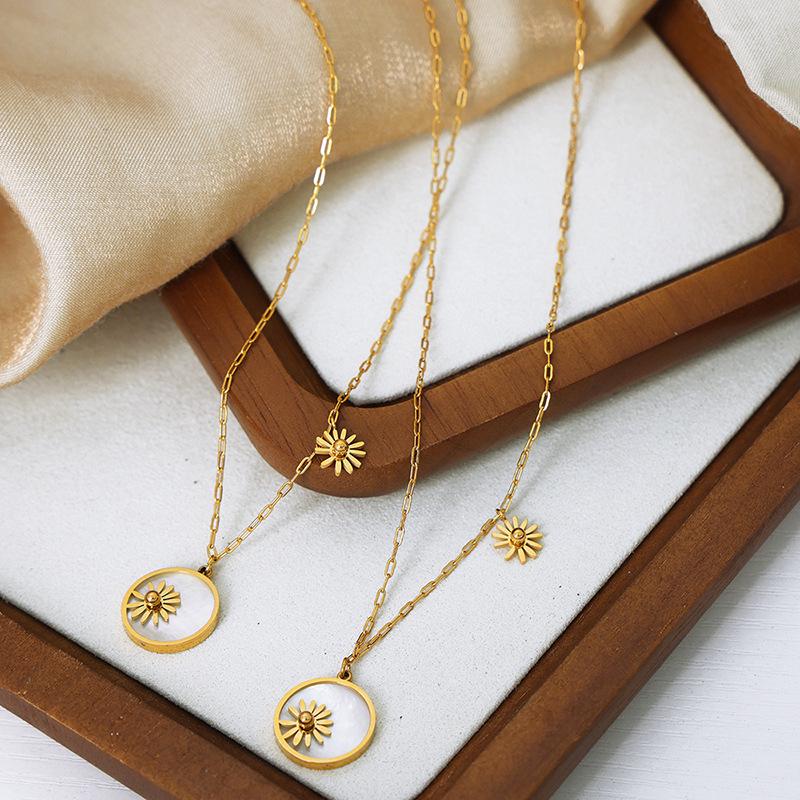 

Gold-Plated Titanium Steel Seashell Pendant Necklace in Minimalist French Design