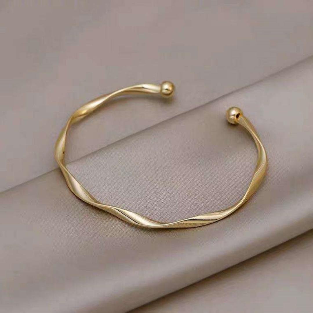 

One-piece gold open-back bracelet, a versatile and minimalist style suitable for Instagram, featuring a simple wave-patterned ba Gold&58-60mm