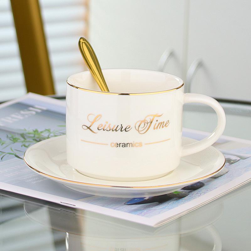 

Скандинавський стиль Ретро Кремові Керамічні Кавові Чашки з Блюдцем та Ложкою Золотий Дизайн Англійської Кружки з Високою Естетичною Цінністю Набір Чайних Чашок 220ML білий