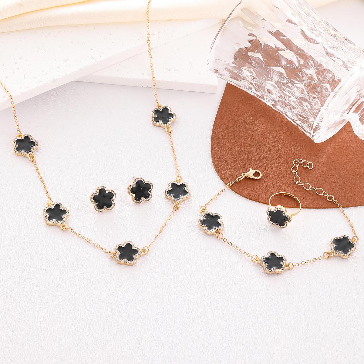 

Стильный европейско-американский ювелирный набор «Пятилистный клевер» - Ожерелье, Браслет, Кольцо и Серьги 4-piece set чёрный