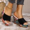 Modische Keilabsatz-Sandalen mit floralem Print für Damen Sommer 2025 Ethno-Stil Klobige Plateau-Slipper Frau Dicke Sohle Peeptoe Pantoletten