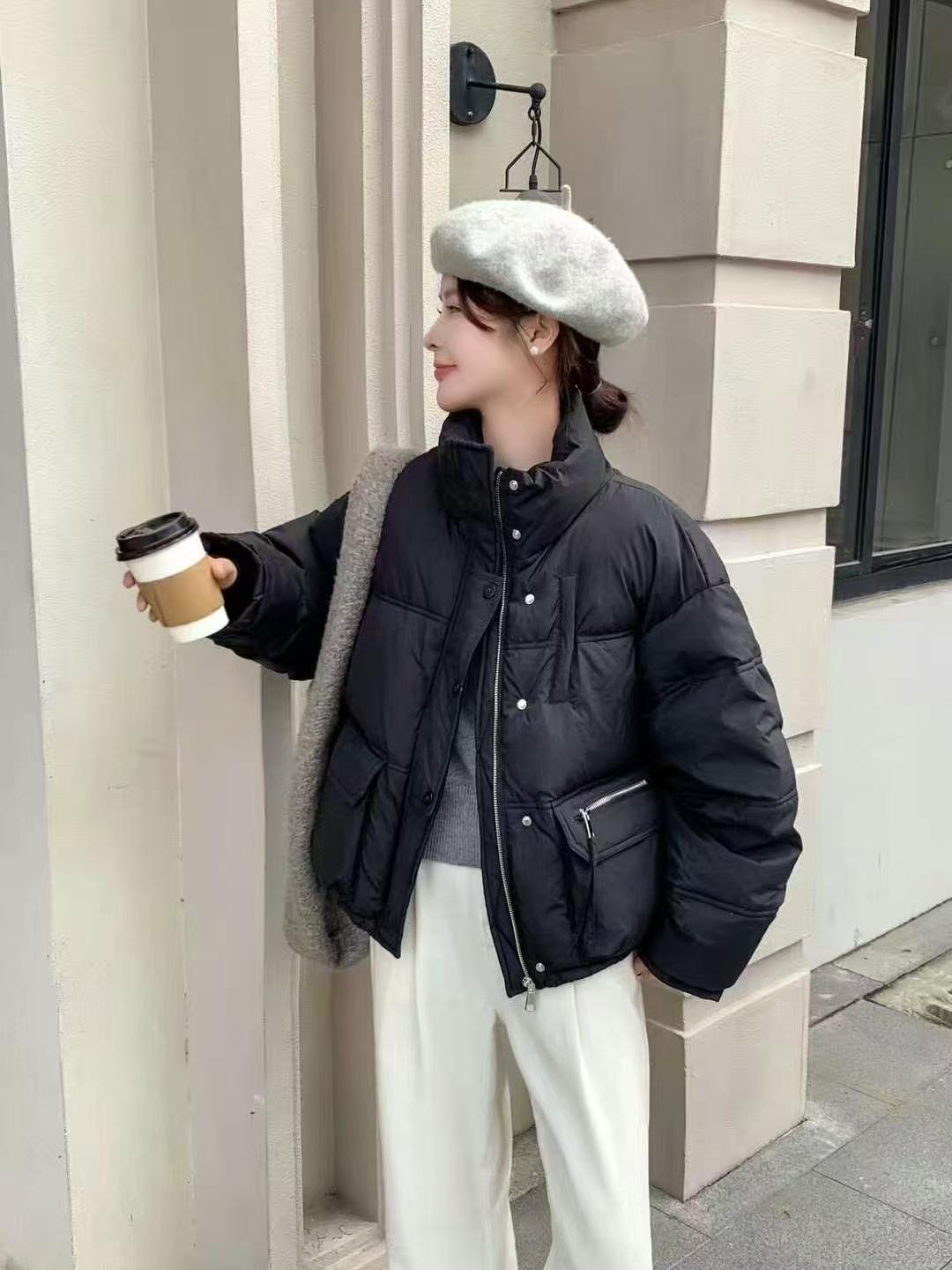 

Модная маленькая короткая хлопковая одежда женская 2025 зима новая в зарубежном стиле утолщенная куртка с чувством дизайна маленькая хлопковая куртка M чёрный