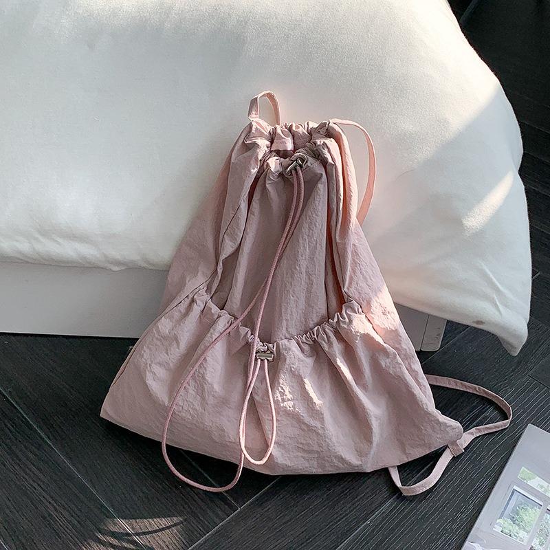 

Новый студенческий рюкзак Рюкзак для девочек Нишевый Премиум Большая вместимость Плиссированный на кулиске Нейлоновый рюкзак Женский розовый