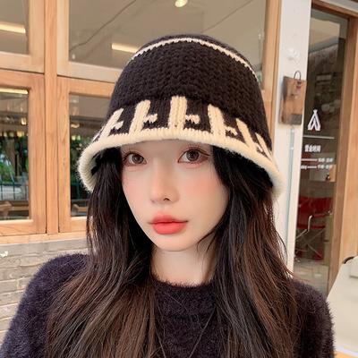Nakrycia głowy – Czapki