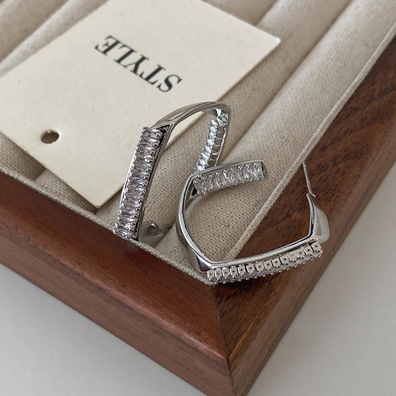 

Геометрический квадратный гвоздик Изысканный бриллиантовый атмосферный высококачественный универсальный нишевый дизайн Холодный ветер