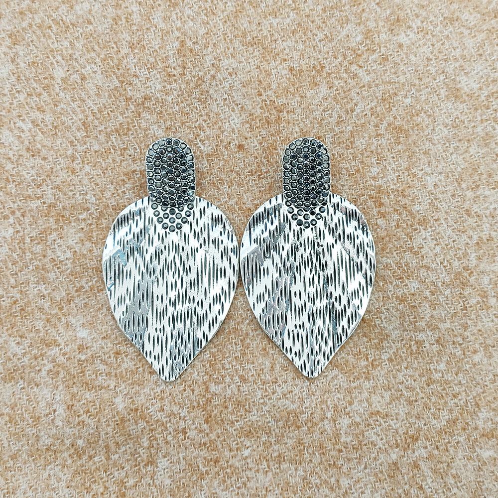 Women's Retro Irregular Stripe Leaf Earrings with Zinc Alloy and Inlaid Diamonds