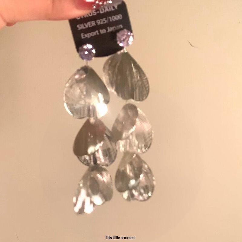 Cold & Glamorous Heavy-Duty Metal Petal Stud Earrings: Luxurious, Exquisite Ear Clips for Women