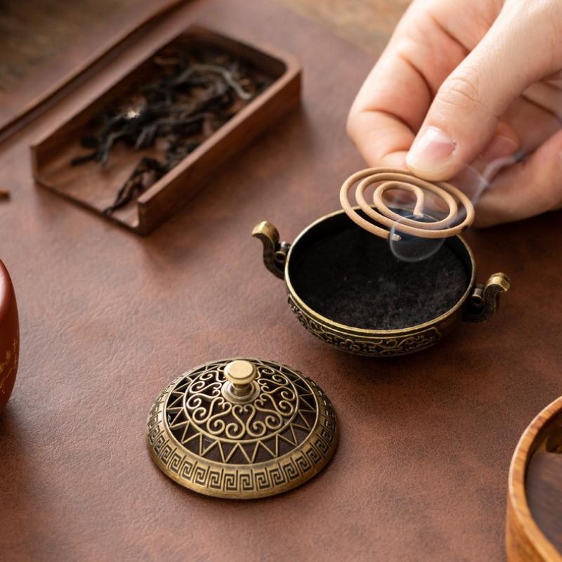 Binaural Antique Incense Burner Exquisite Pattern Hollow Three-legged Burner Indoor Alloy Incense Holders for Yoga Meditation Home Desktop Ornament