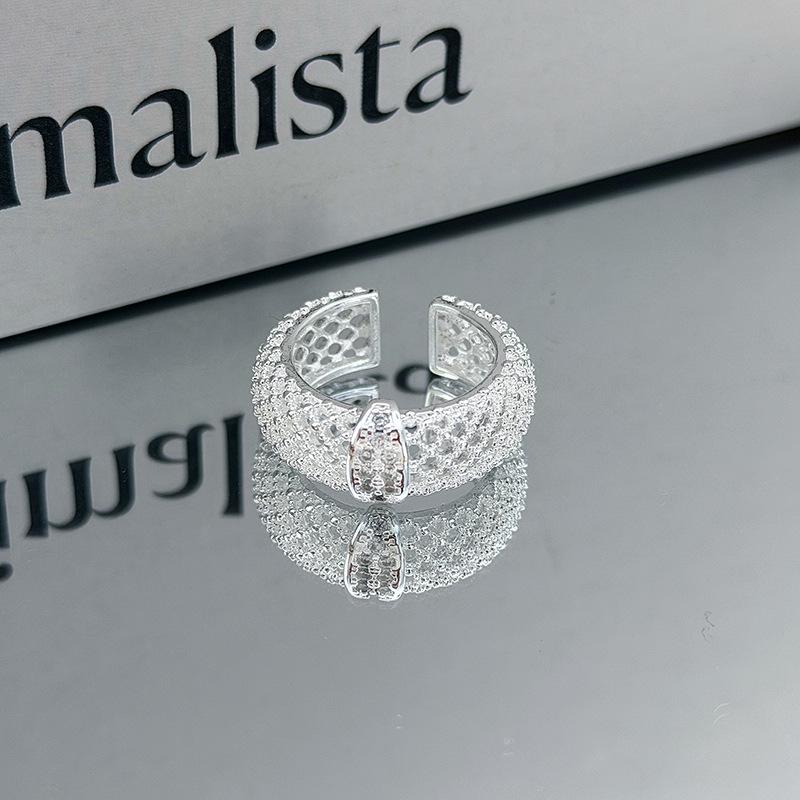 Leichter Luxus Wunderschöner Voll-Diamant Hohl Retro Graviert Offener Ring Geometrisches Muster Stapelbar Tragen Nische High-End Ring Frau