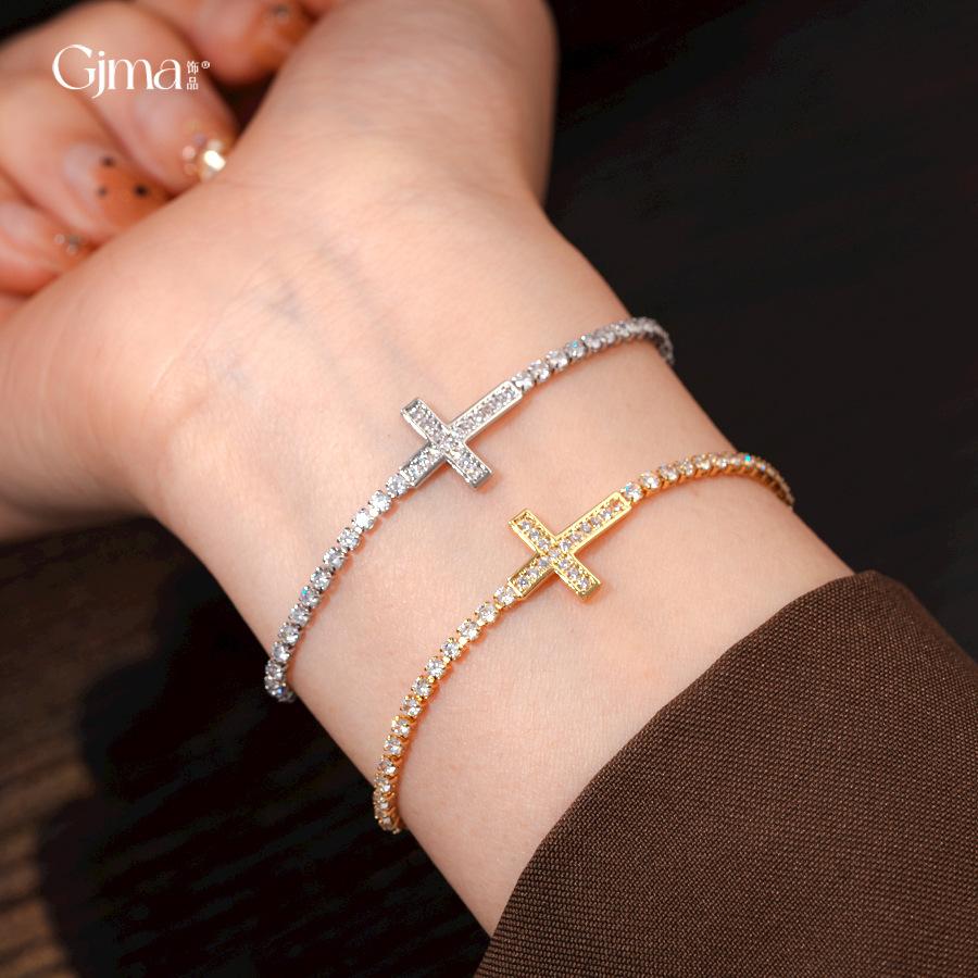 Französische einfache Zirkon-Kreuz-Auszieharmband leichte Luxus-Ohrringe exquisite personalisierte Schmuckstücke Damen