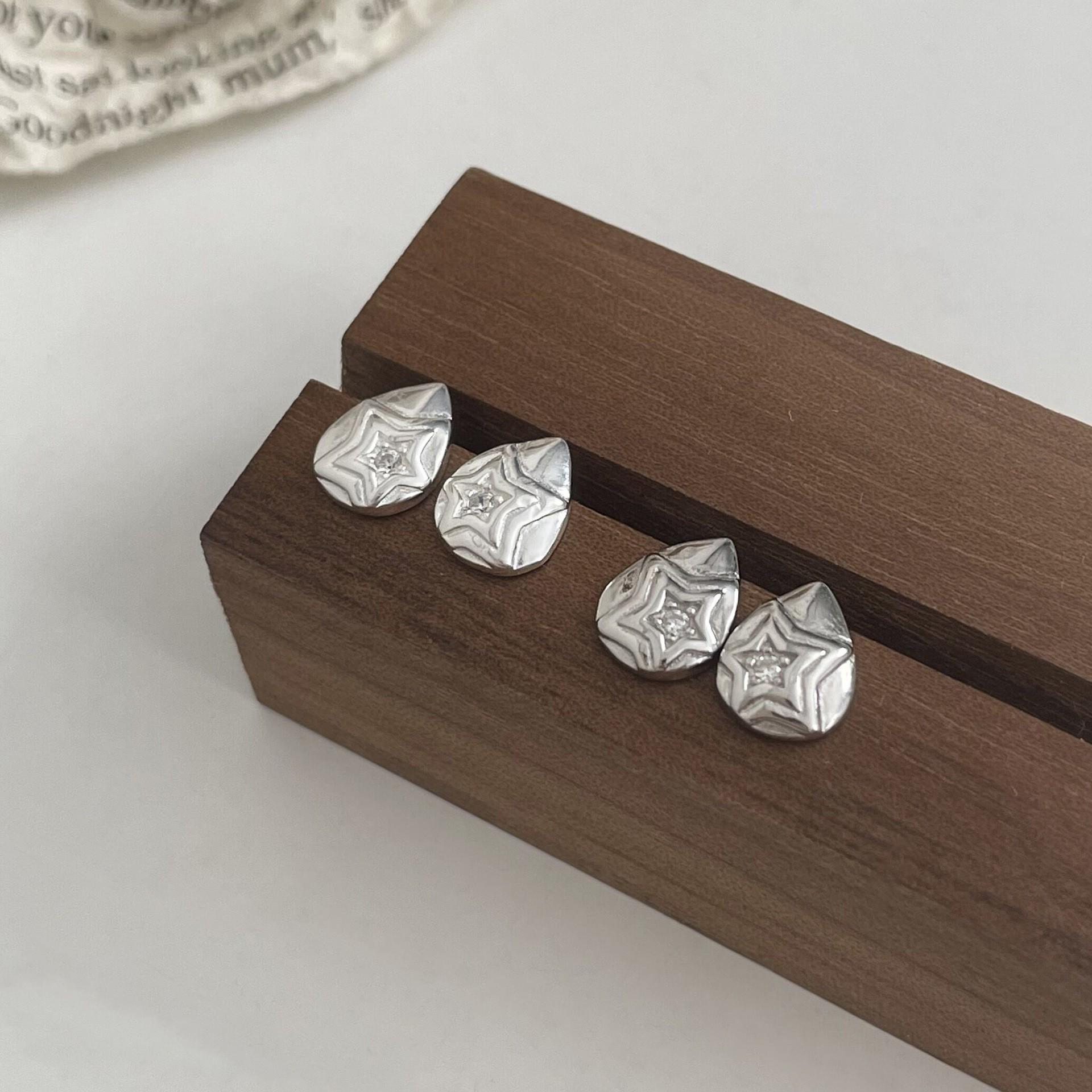 

Yinruitai S925 Sterling Silver Geometric Stud Earrings for Women - Korean Niche Cold Style Dongdaemun Jewelry. Silver - Nano Anti-Oxidation Protection