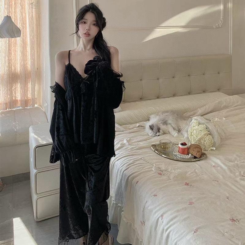 New autumn and winter golden velvet pajamas women's sexy embroidery suspenders pure desire French loungewear three-piece set with chest pad