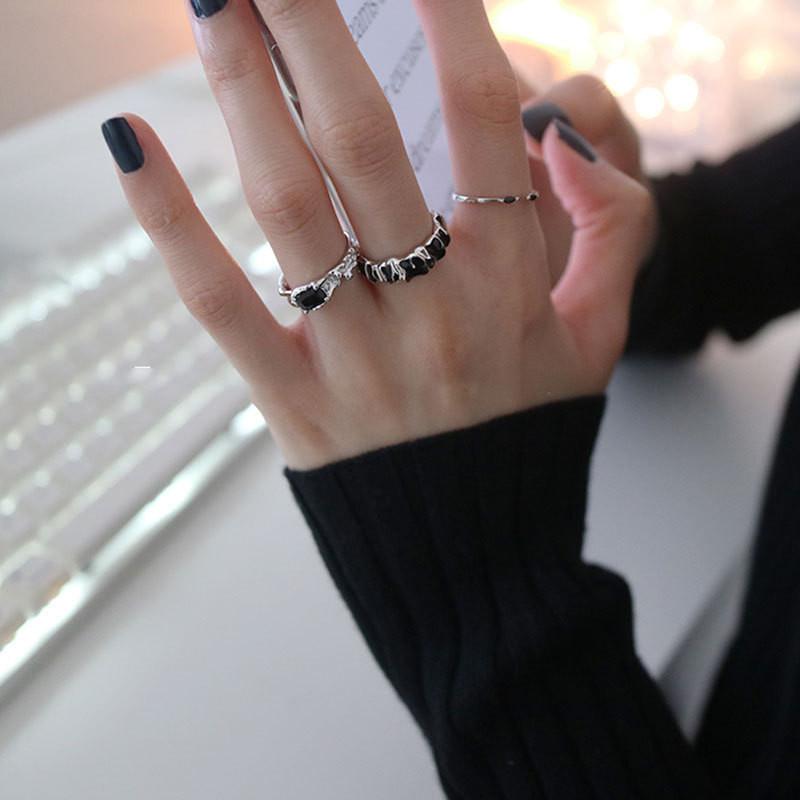 Lightweight 925 Fashionable Sterling Silver Ring Featuring Black Stone Zirconia